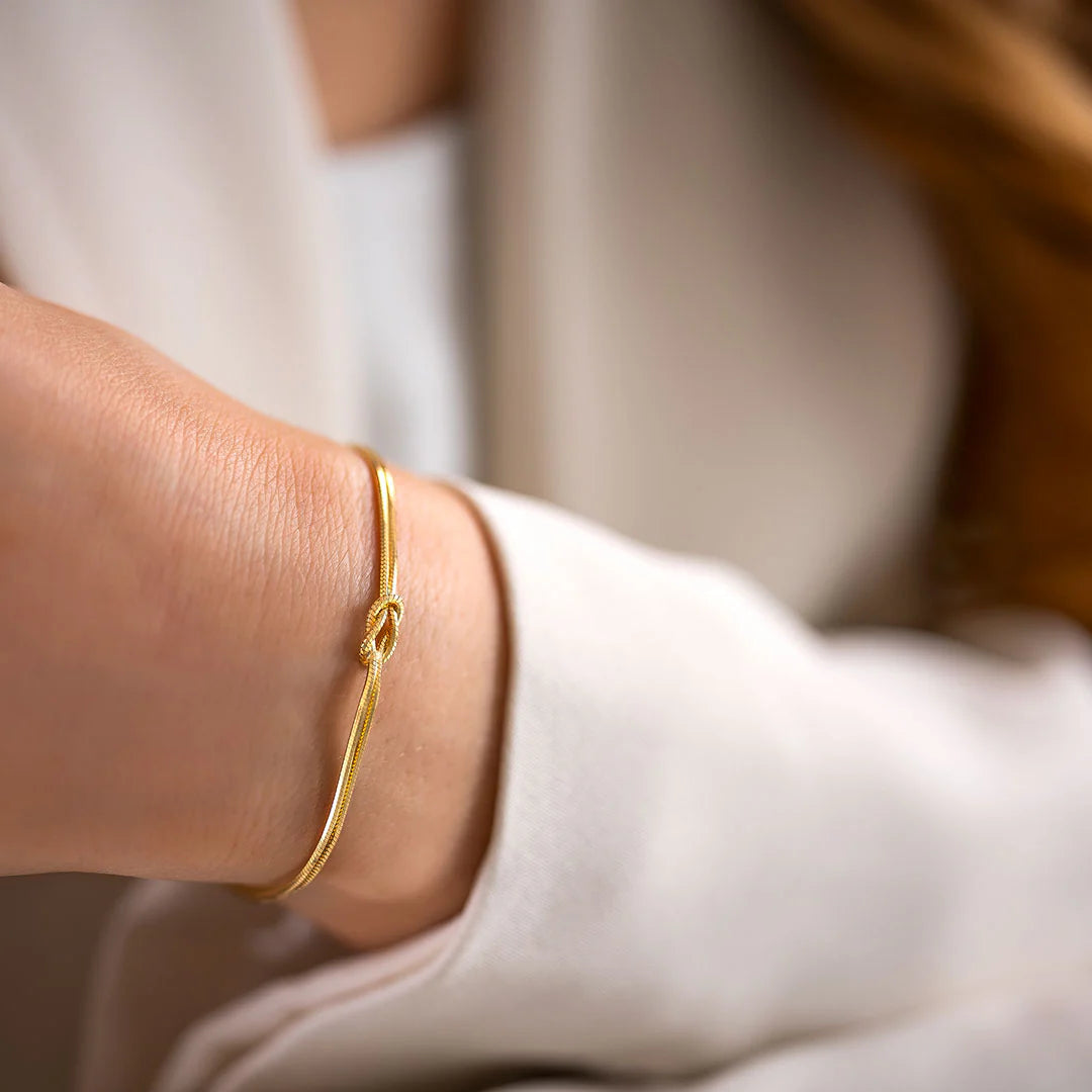 https://cdn.shopify.com/s/files/1/0706/0694/6520/files/sterling-silver-infinity-knot-personalised-bracelet-33.jpg?v=1763397609
